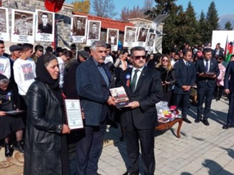 Novruz Aslanov Zəfər Günündə sakinlərlə - FOTOLAR