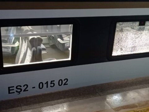 Qatara daş atan azyaşlılar saxlanıldı - VİDEO