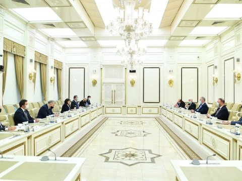 Spiker Britaniya parlamentarilərilə GÖRÜŞDÜ