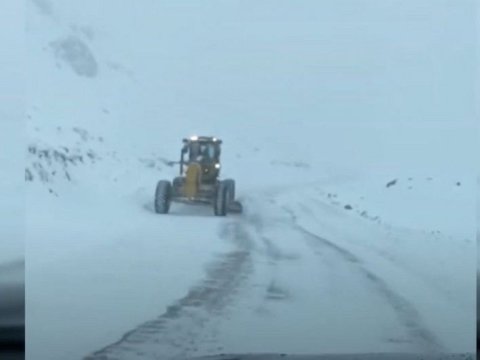 Toğanalı-Kəlbəcər yolu buzdan təmizlənir - VİDEO