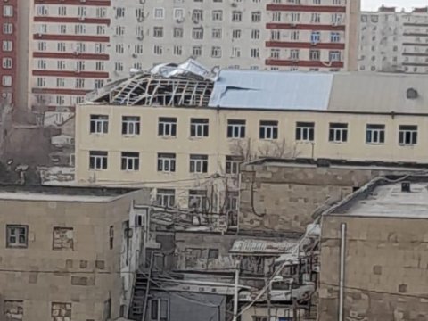 Külək Bakıdakı 11 məktəbin damını UÇURDU