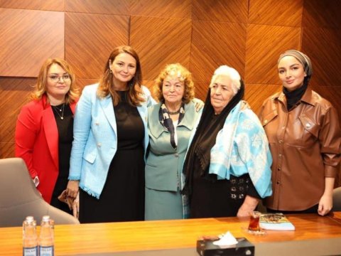 Deputat Milli Qəhrəmanın ailəsilə - FOTO