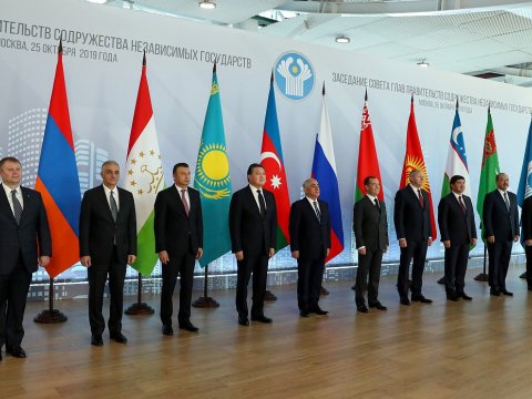 MDB-nin iclasında QALMAQAL: Əli Əsədov Qriqoryanla sözləşdi