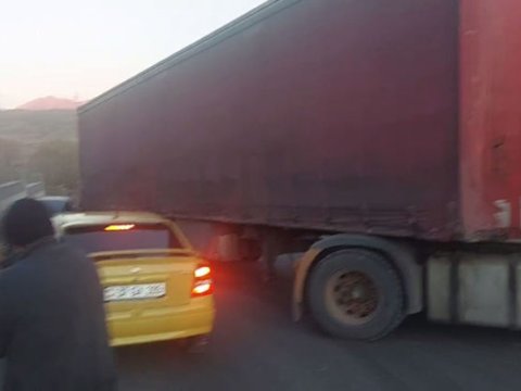 İran yük maşını Gorus-Qafan yolunda xarab oldu - Yol bağlandı