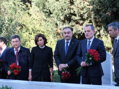 Ceyhun Bayramov Tobçubaşovun nəvəsinin məzarında - FOTOLAR