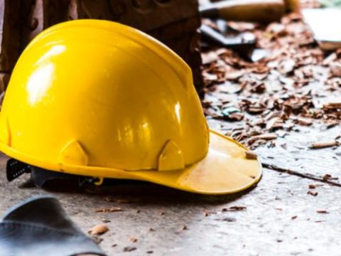 Fəhlə betonun altında qaldı