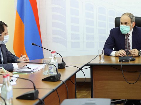 Paşinyan yeni naziri kollektivə təqdim etdi
