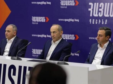 Koçaryan Paşinyanı istefaya çağırdı