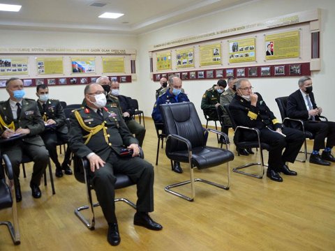 Müdafiə Nazirliyi xarici attaşeləri məlumatlandırdı