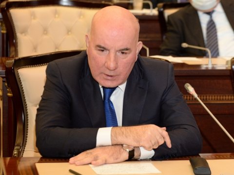 Baş bankir deputatların QARŞISINDA