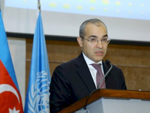 Mikayıl Cabbarov deputatlarla MÜZAKİRƏDƏ