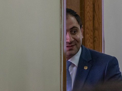 Ermənistan mətbuatı müdafiə nazirini biabır etdi: səngər qazdığına görə medal alıb