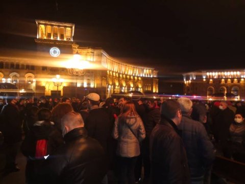 İrəvanda Paşinyanın istefası tələbilə MİTİNQ
