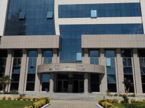 Bakıda nazirliyin binasında TÜSTÜLƏNMƏ