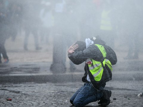 Parisdə etiraz aksiyası - Yaralılar var