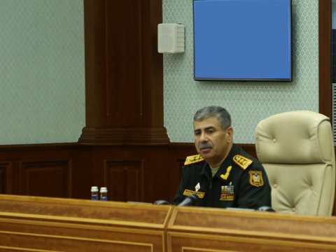 Müdafiə naziri müşavirə keçirdi - Sərhəddə baş verənlər təhlil olundu