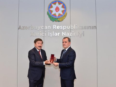 Ceyhun Bayramova TÜRKSOY-un xatirə nişanı verildi