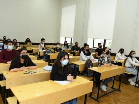 Bu universitetdə 100-dən çox tələbə koronavirusa YOLUXUB