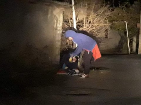 Azyaşlı övladını küçəyə atan ana ilə bağlı araşdırma BAŞLADI