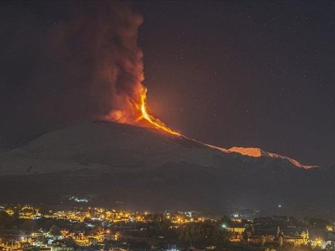 İtaliyada vulkana görə sakinlər təxliyə edilir