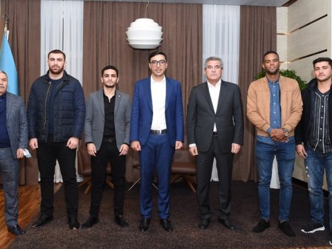 Fərid Qayıbov medal qazanmış boksçularla görüşdü