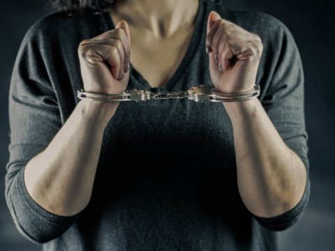 Keçmiş polisin qızı məhkəmə zalında HƏBS OLUNDU