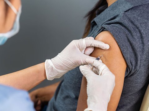 Koronavirus peyvəndi bu ölkələrdə insanları xilas etdi