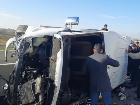Kürdəmirdə mikroavtobus aşıb - Yaralananlar var
