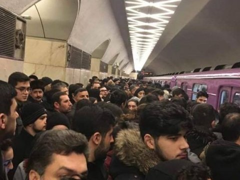 Metroda qatarlar gecikdi - Sıxlıq yarandı 