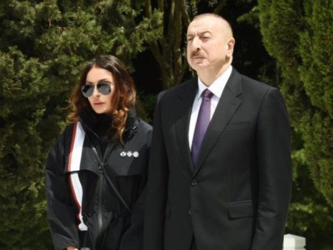 Prezident və birinci xanım helikopter qəzasında həlak olanların ailələrinə başsağlığı verdi