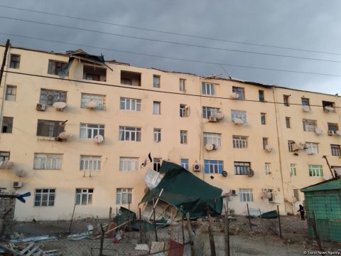 Bərdədə güclü külək - Binanın damı uçdu