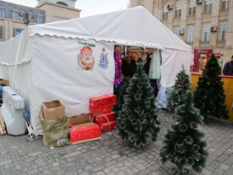 Bakıda bayram çadırları qurulur - RƏSMİ