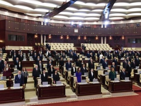 Parlamentdə Şəhidlərin xatirəsi yad edilib