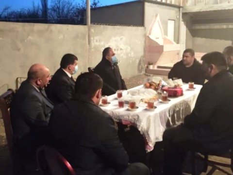 İcra başçısı qazinin evində olub