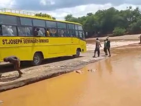 Keniyada avtobus çaya düşdü - 23 ölü 