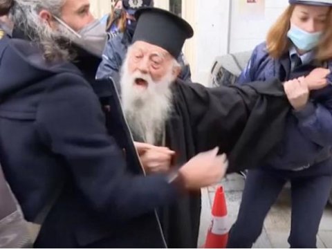Papanı təhqir edən keşiş həbs edildi