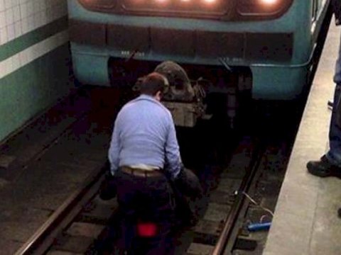 Bakı metrosunda həyəcanlı anlar - Sərnişin qatar yoluna düşdü