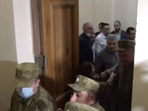 Ermənistan parlamentində əlbəyaxa dava 