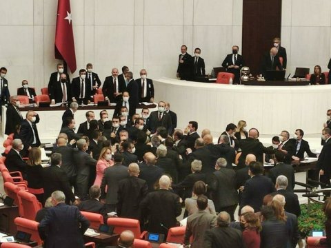 Türkiyə parlamentində DAVA