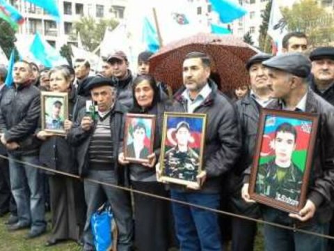 Aylıq gəliri 500 manatdan aşağı olan şəhid ailələrinə yardım edilir