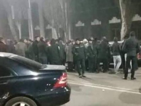 Spikerin sözündən qəzəblənən ermənilər dövlət binasını mühasirəyə aldı