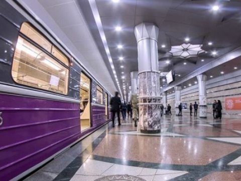 Metroda 20 yaşlı gənc özünü yandırmaq istədi