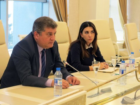 Deputatlar britaniyalı təhlilçilərlə görüşdü