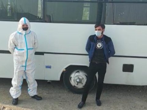 Koronavirus xəstəsi avtobus sürür - VİDEO