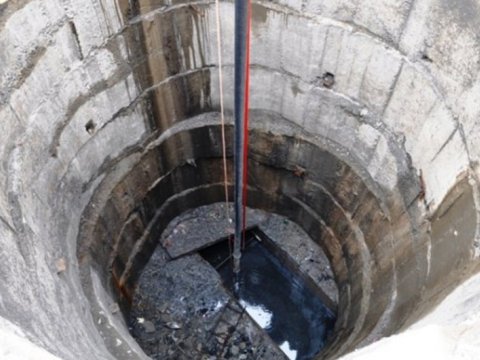 5 metr dərinliyi olan çuxura düşdü - Sağ qaldı