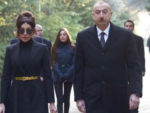 Prezident ümummilli liderin məzarını ziyarət etdi