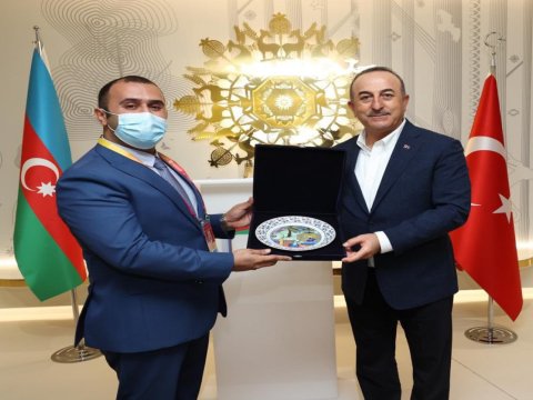 Çavuşoğlu Dubayda Azərbaycan məhsulları ilə tanış oldu