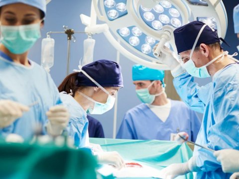 Kliniki Tibbi Mərkəzdə cərrah 12 min manat maaş alır - DİREKTOR