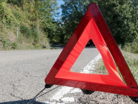 Avtobus minik avtomobili ilə toqquşdu - Ölən var