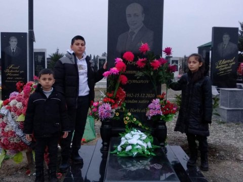 Övladları jurnalist Rəşad Süleymanovun məzarına GETDİLƏR - FOTO